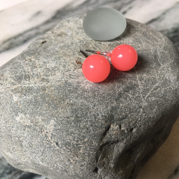 🎈Sale 🎈2 for $10 NWOT cute little salmon berry pink ball post earrings - Picture 3 of 5
